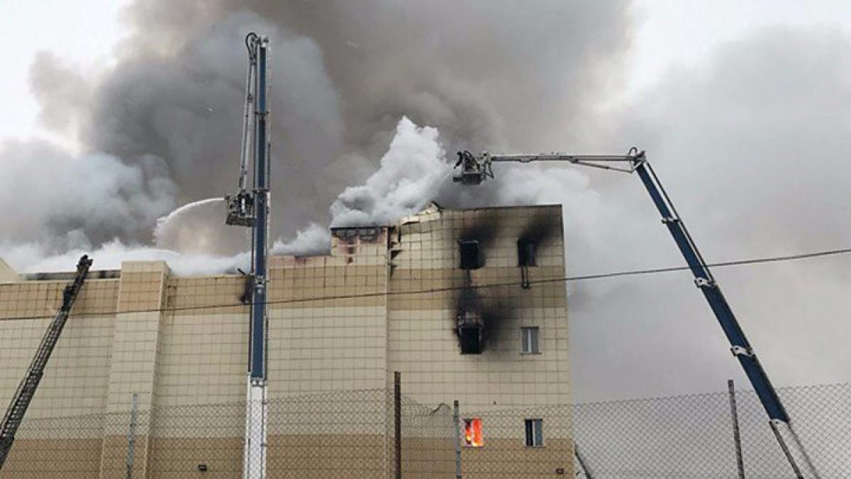 VIDEO dramatic: S-a aruncat de la fereastra sa scape de incendiu