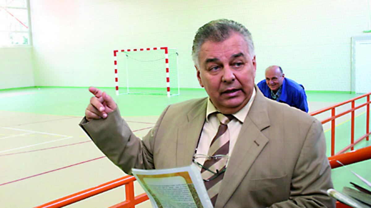 Un condamnat „pârjoleşte” banii CNI