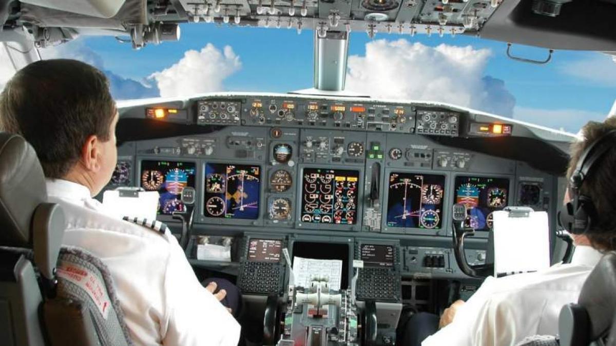 Şocant! Un tânăr a vrut să intre peste piloţi, în timpul zborului