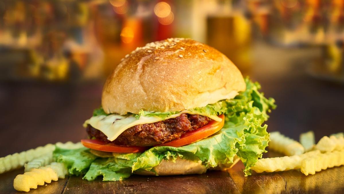 Mâncarea de la restaurante şi fast food-uri creşte nivelul de ftalaţi din corp