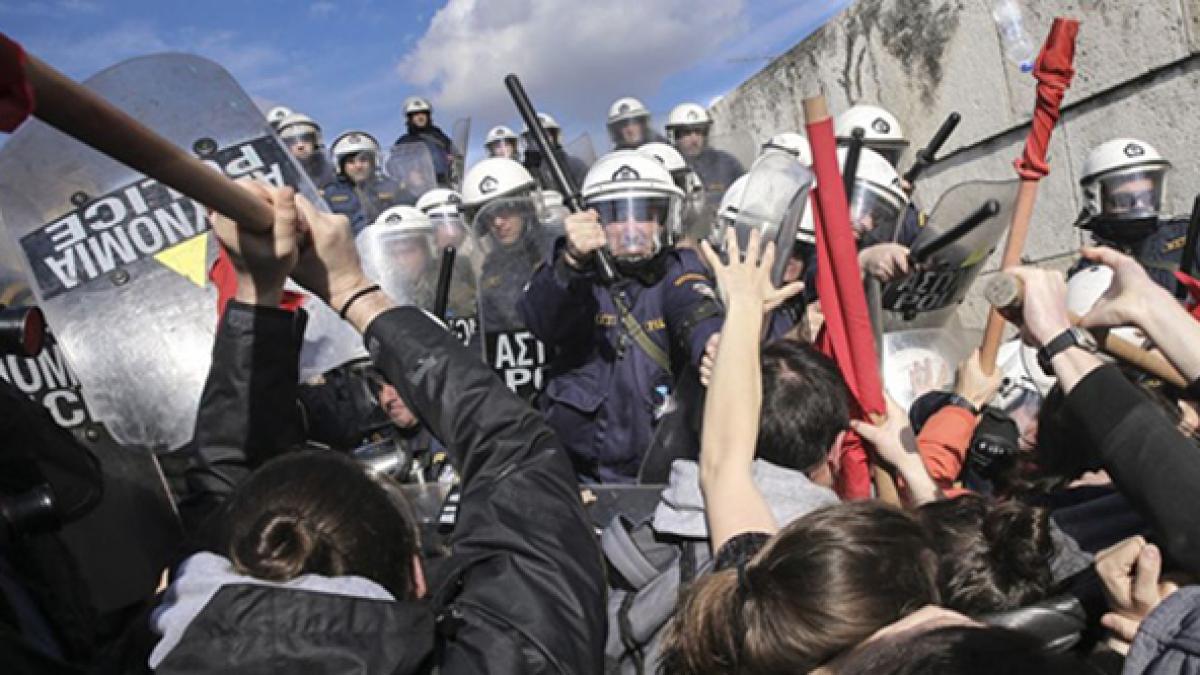 Poliţia a folosit bastoane şi gaze lacrimogene pentru a dispersa profesorii protestatari la Atena  