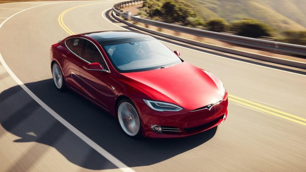 Tesla recheamă 123.000 de mașini