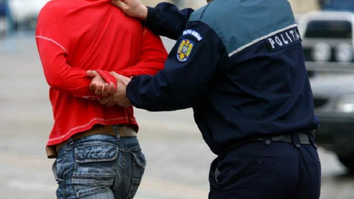 Un bucureștean a fost reținut de poliție, după ce a ameninţat o femeie cu poze indecente, dacă nu acceptă relaţii intime cu el