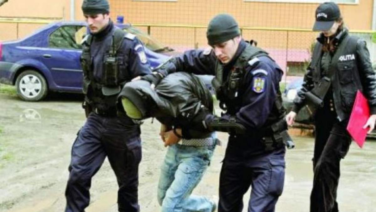 Un tânăr fost reţinut de polițiști după ce, înarmat cu un cuţit, a pătruns într-o şcoală din Oşeşti, a rănit o profesoară și a răpit o elevă