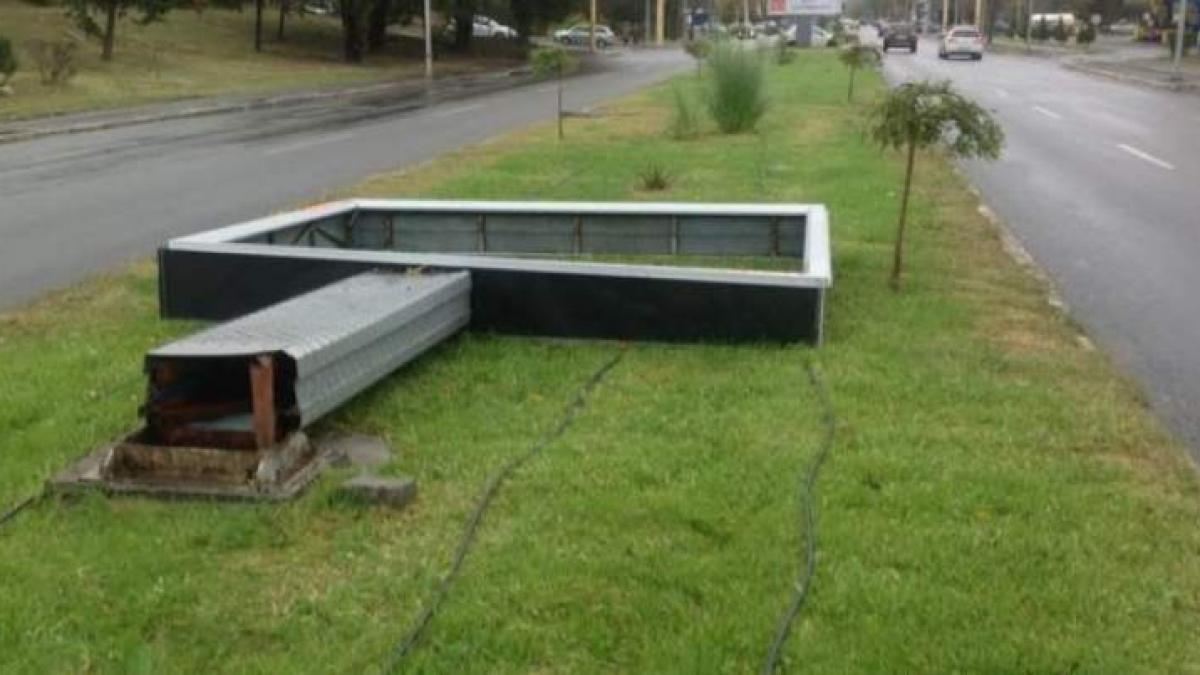 Situaţie incredibilă! Un bărbat a fost lovit de un panou publicitar pus la pământ de vânt în Mangalia