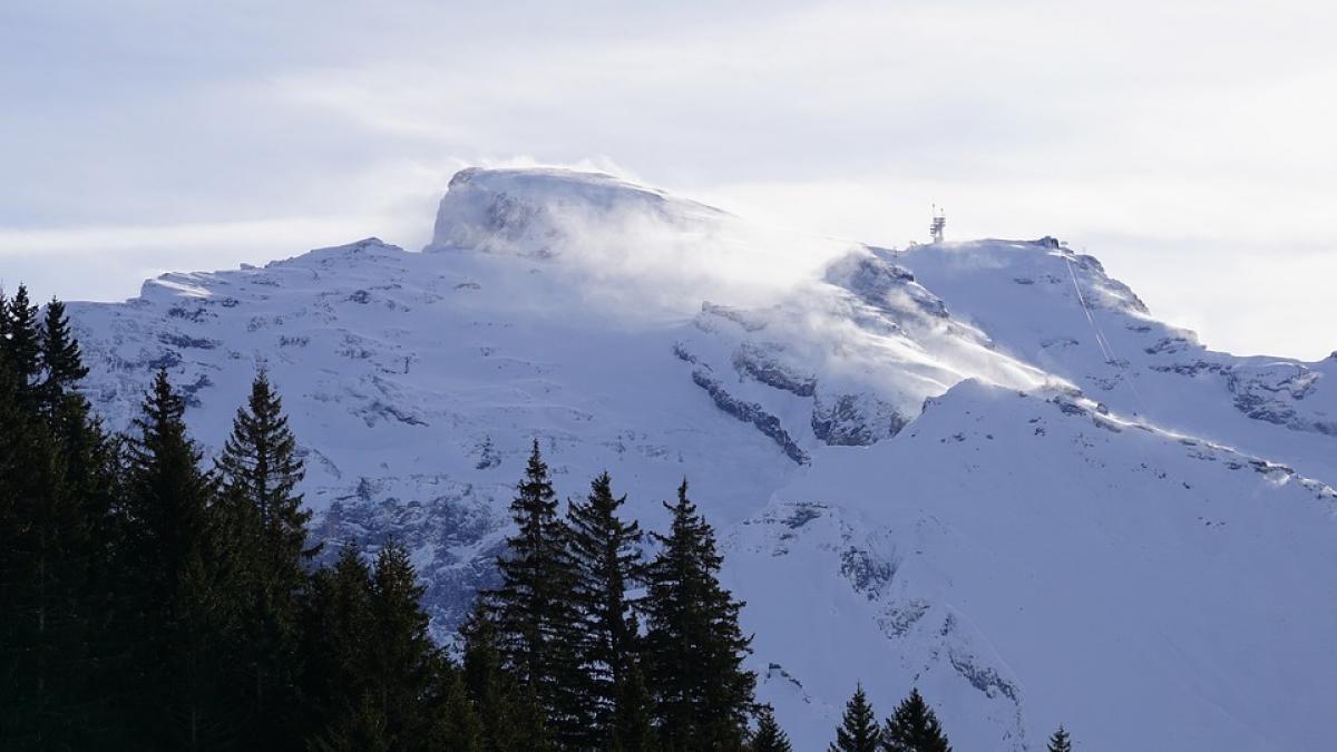 Zona de munte din 23 de judeţe, sub Cod galben de vânt puternic până luni seara