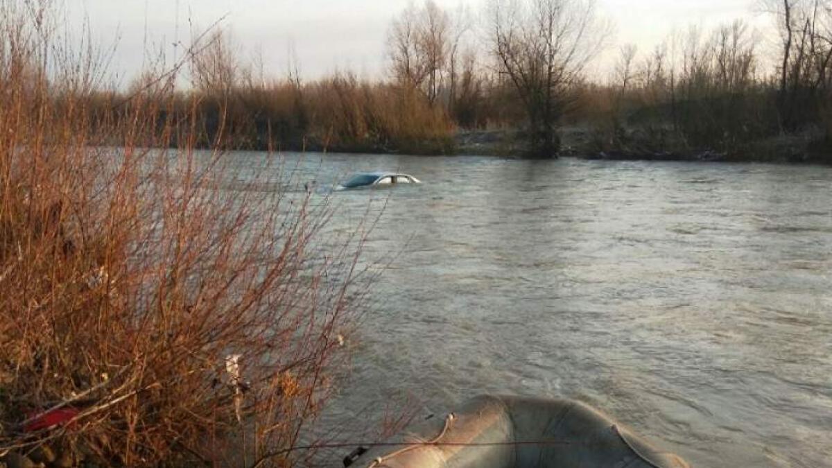 Alertă în Sighetu Marmaţiei! O femeie s-a răsturnat cu maşina într-un râu