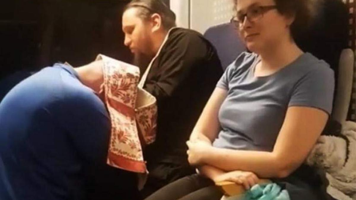 Incredibil! Un bărbat a fost spovedit în trenul Cluj - Iaşi de un călugăr care i-a sugerat să nu mai bea 