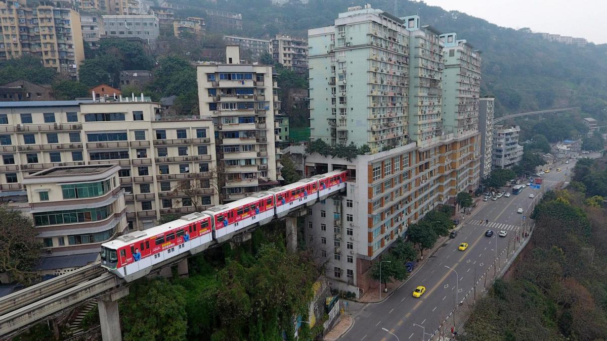 video un tunel unic in lume cum trece un tren printr un bloc de locuinte