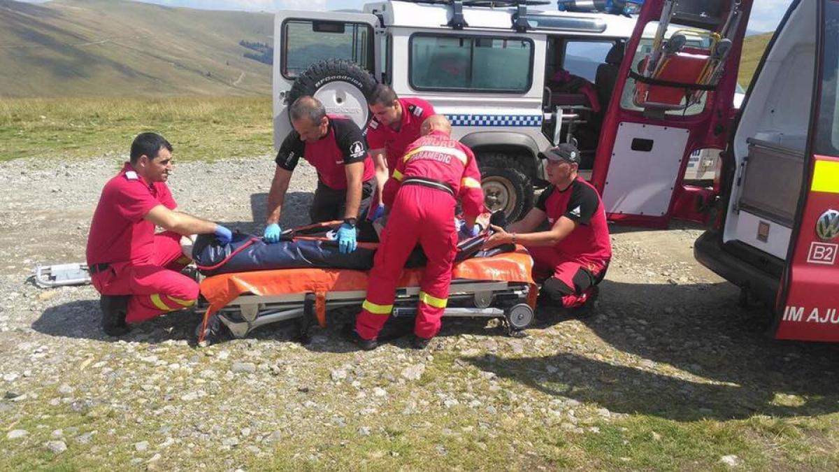 Intervenţie dificilă a pompierilor militari în sprijinul a două persoane accidentate în zona Prăpăstiile Zărneştilor 