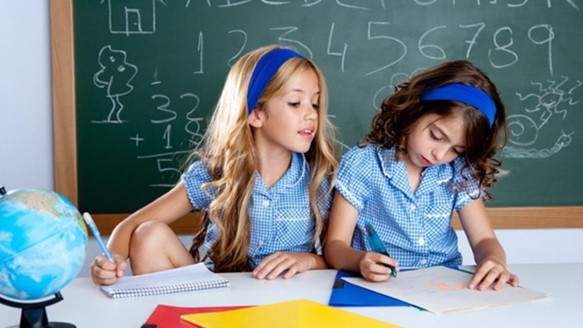 Elevii şi preşcolarii se întorc miercuri la cursuri