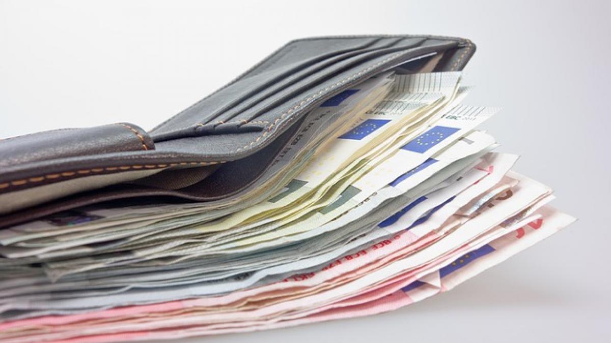 INS: Salariul mediu net a ajuns in februarie la 2.487 de lei