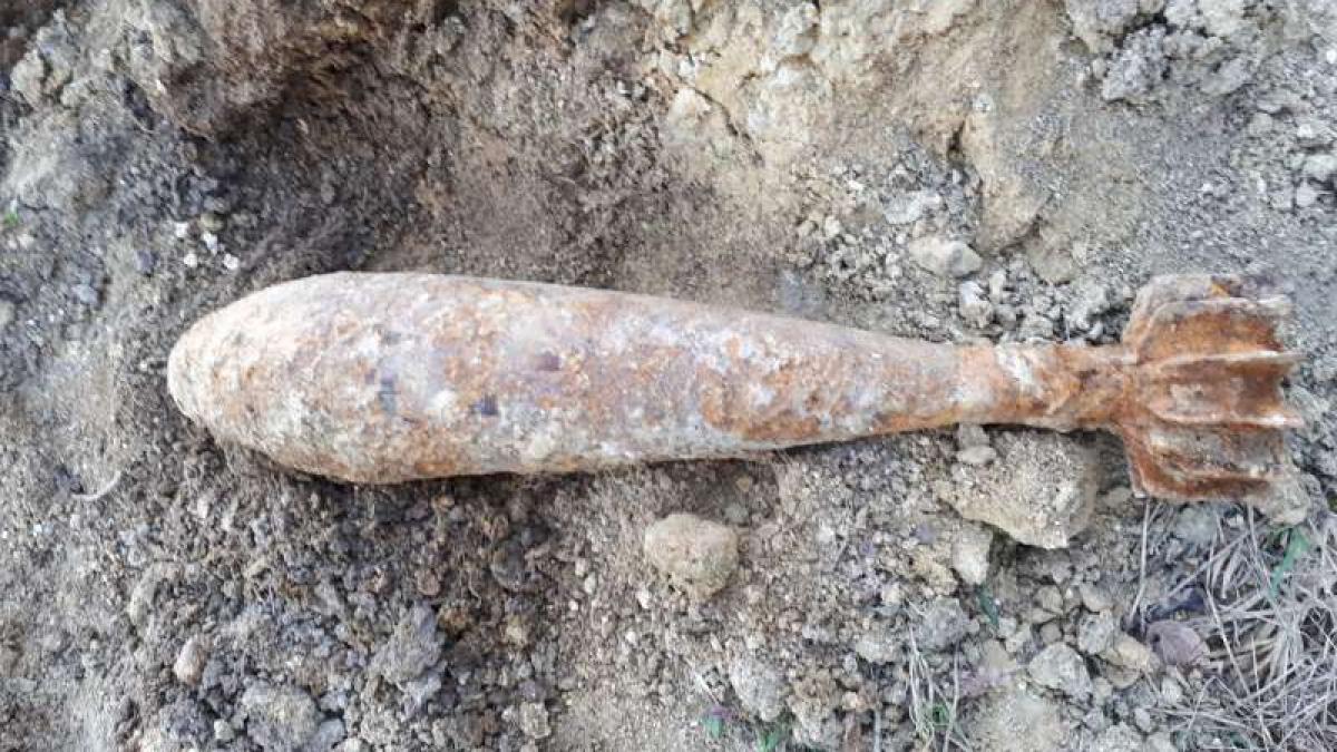 O bombă de aruncător în stare de funcţionare a fost găsită de un sătean în grădina sa, din Botoşani