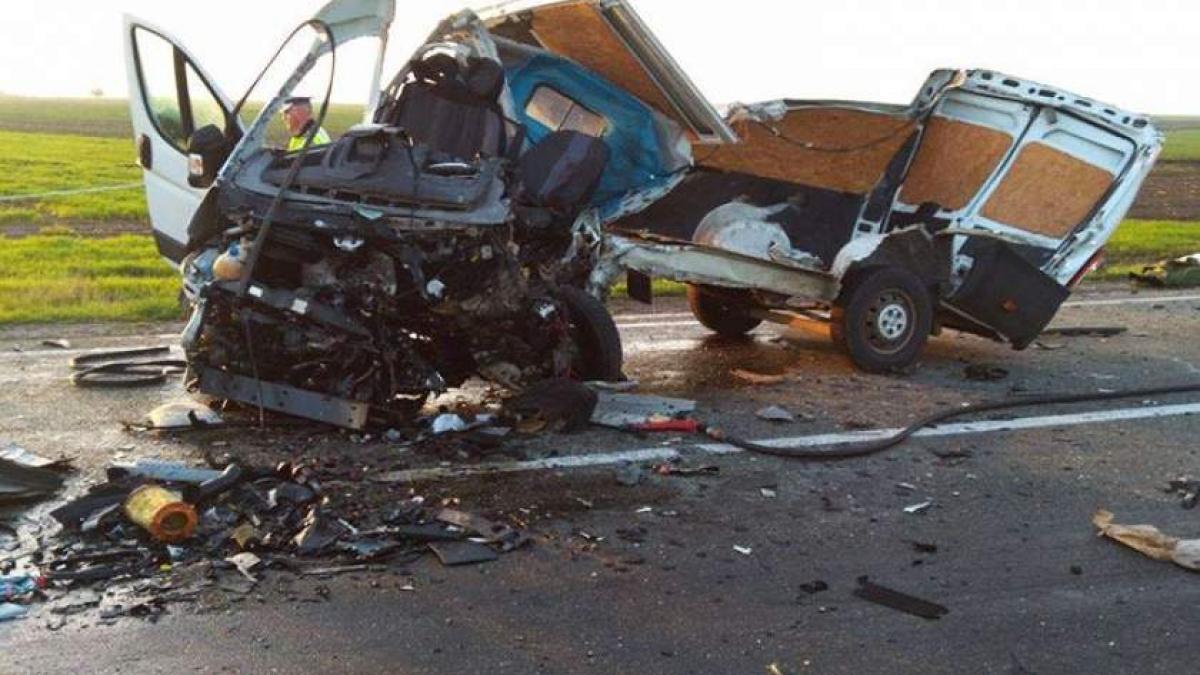 Un tânăr a murit pe loc, iar alţi doi bărbaţi au rămas încarceraţi în urma unui grav accident rutier în Dolj