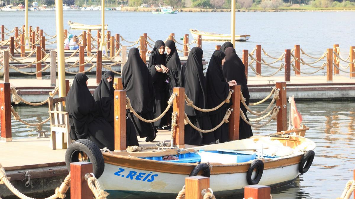 PMP vrea să smulgă vălul islamic pe care nu-l poartă nimeni