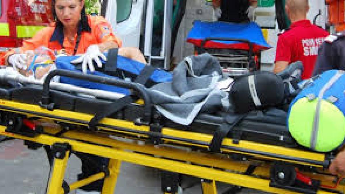 Trei elevi au ajuns la spital, după ce au fost loviţi cu maşina de o adolescentă care are carnet de o săptămână