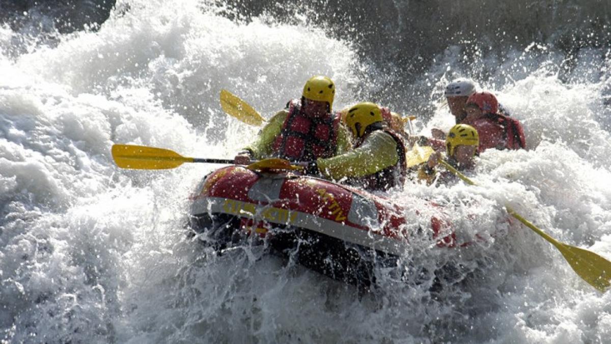 Un bărbat de 42 de ani a murit în urma unui accident grav petrecut la concurs de rafting de pe Defileul Jiului 