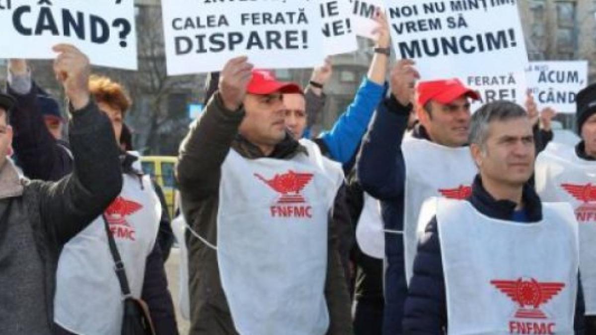 Peste 2.000 de sindicalişti din sectorul feroviar au început protestul în faţa Ministerului Transporturilor