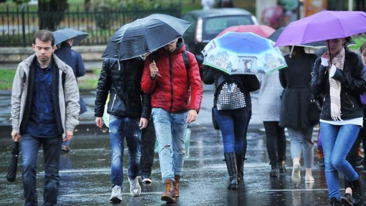 Averse, descărcări electrice şi vânt puternic în zone din Moldova şi Muntenia, în următoarea oră