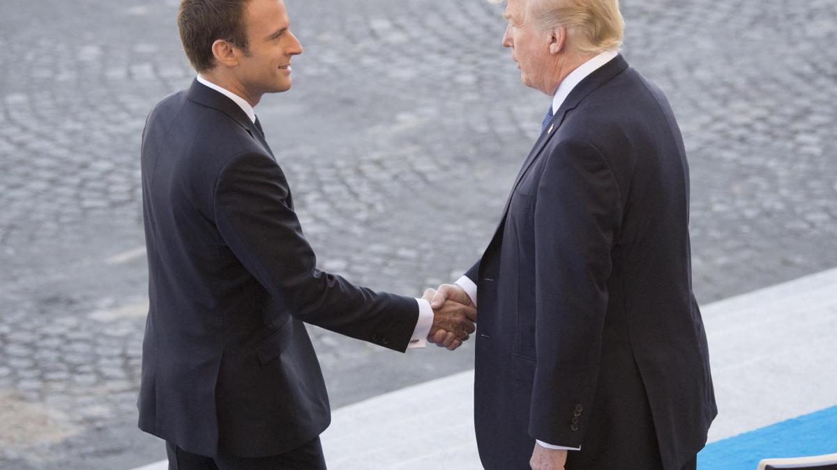 Macron, primit la Casa Albă cu 21 de salve de tun