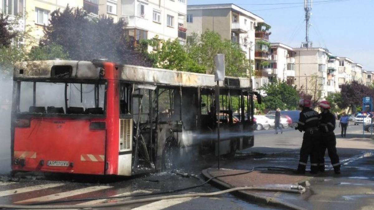 Alertă în Arad! Un autobuz a ars aproape complet după ce a luat foc în trafic