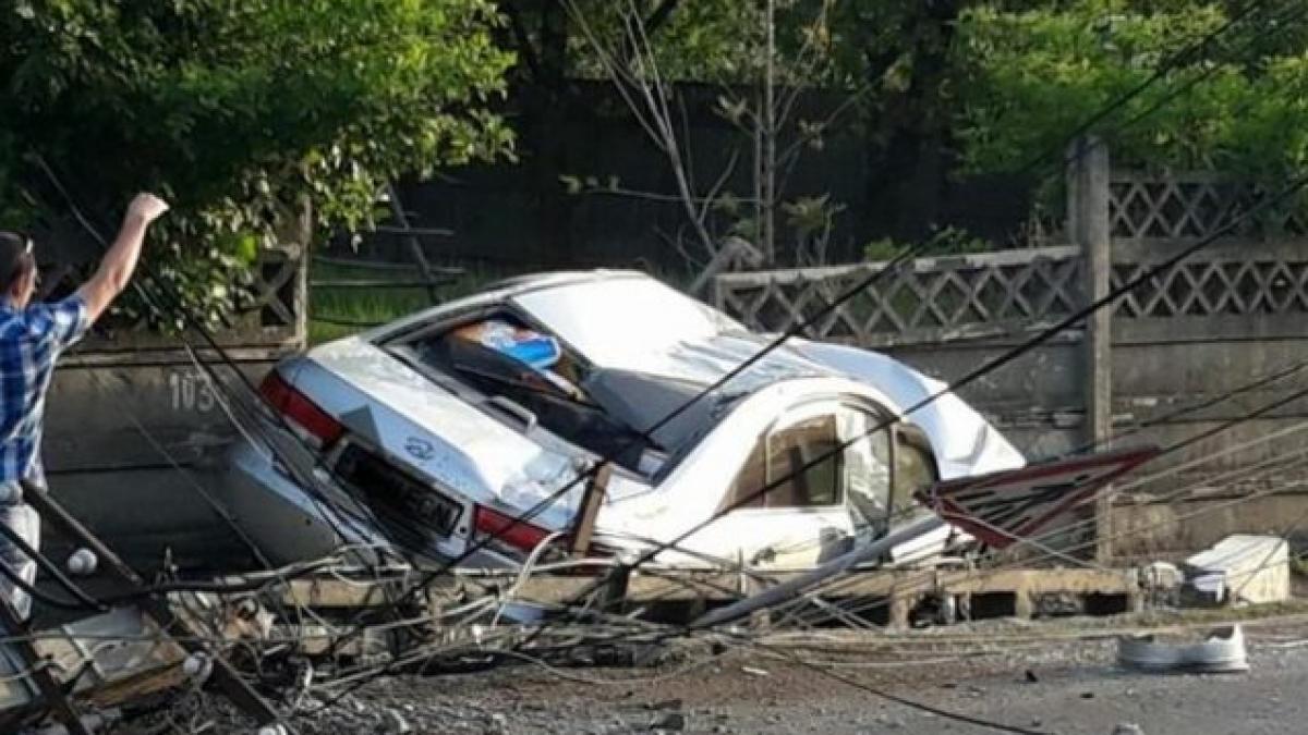 Accident TERIBIL în Bistriţa-Năsăud. Un stâlp de electricitate a făcut praf o maşină