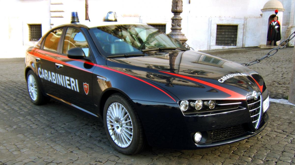 O româncă din Italia a fost atacată de un hoț. A fost nevoie de intervenția carabinierilor ca să îl scape din mâinile femeii