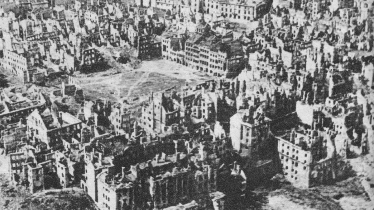 Polonia își aruncă la „groapa de gunoi a istoriei” monumentele comuniste