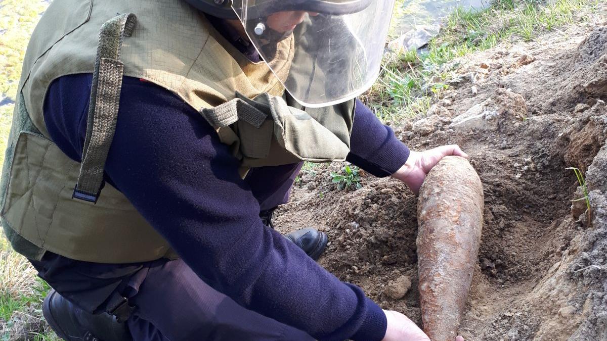 Descoperire teribilă la Botoşani! O bombă de aruncător a fost găsită în localitatea Cişmea 