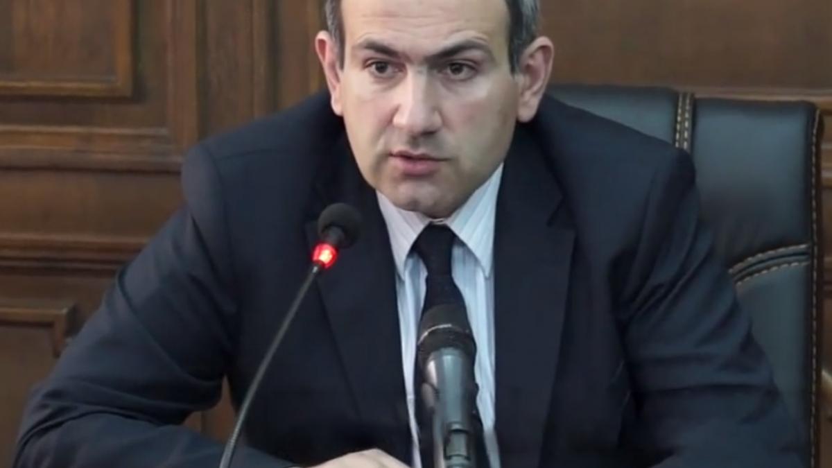 Zeci de mii de persoane protestează pe străzile din Armenia