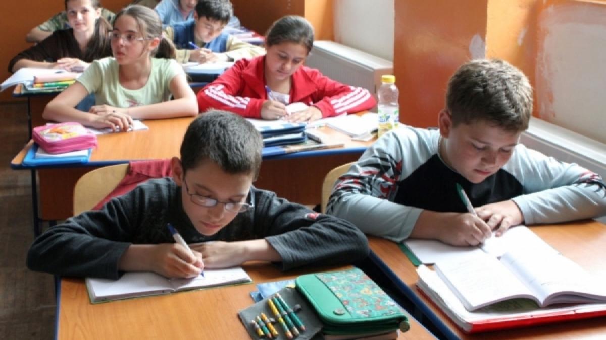Luni încep evaluările naţionale. Elevii clasei a II-a susţin probele scrise la limba română şi limba maternă 