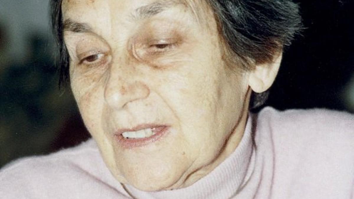 Peste 100 de persoane i-au adus un omagiu Doinei Cornea în Piaţa Victoriei
