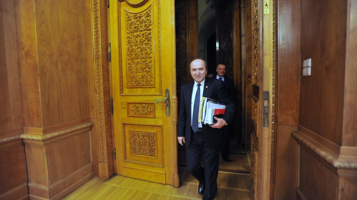 Un ordin al lui Tudorel Toader interzice salariaţilor de la Justiţie să fie… surse de informaţii