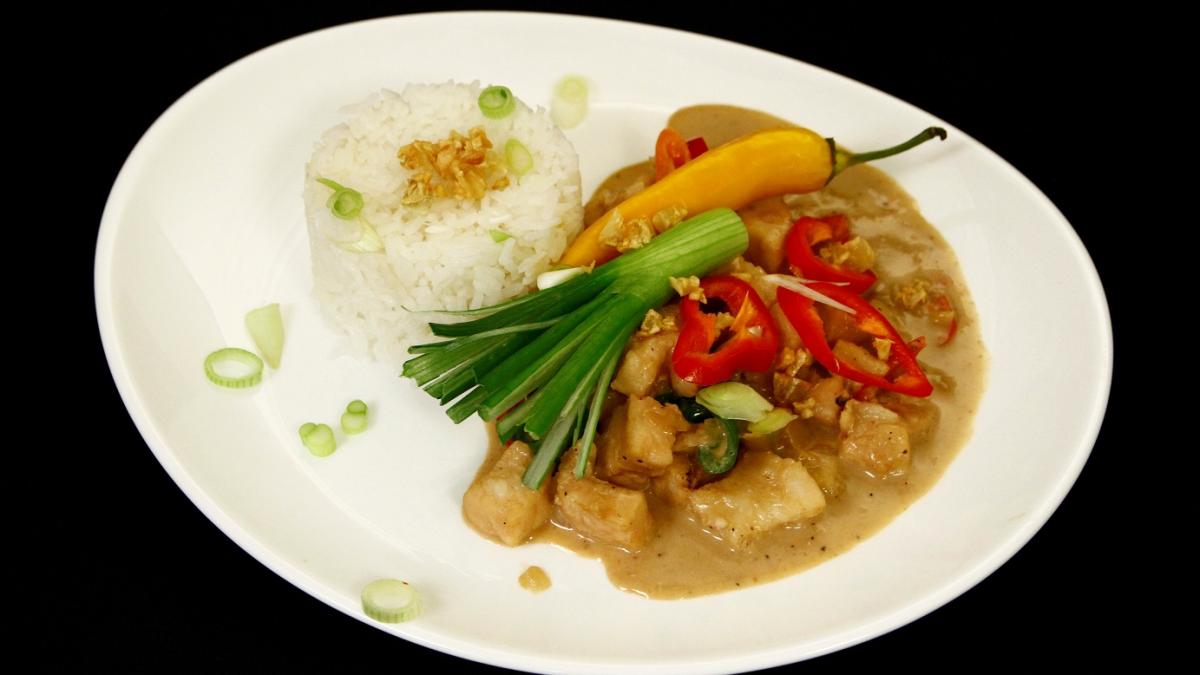 O bonă filipineză le gătește chefilor carne de crocodil
