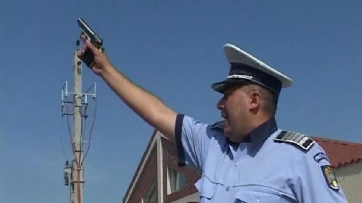 Focuri de armă trase de poliţişti într-o maşină care nu a oprit la semnale