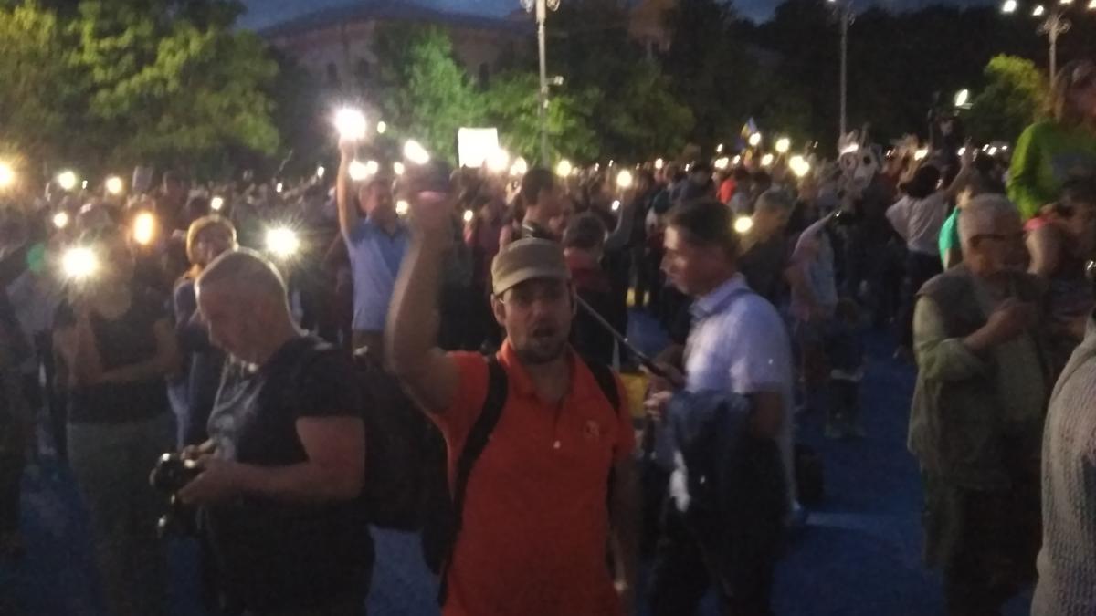 Peste 2.000 de persoane protestează în Piața Victoriei