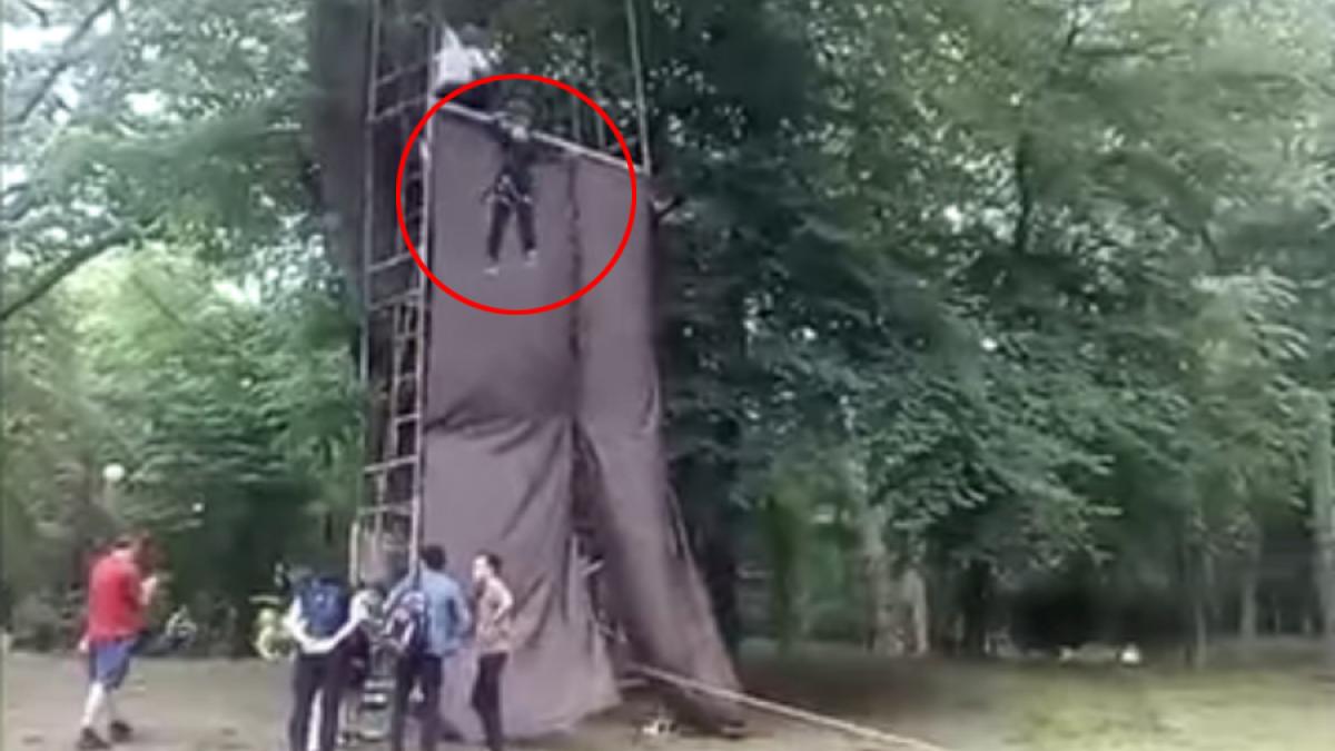 video un copil de 10 ani a cazut de la 8 metri din cauza unei tiroliene lipite cu scoci