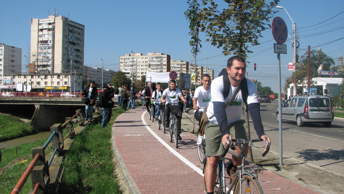 Tinerii ALDE din 21 de judeţe militează pe biciclete pentru reducerea poluării aerului