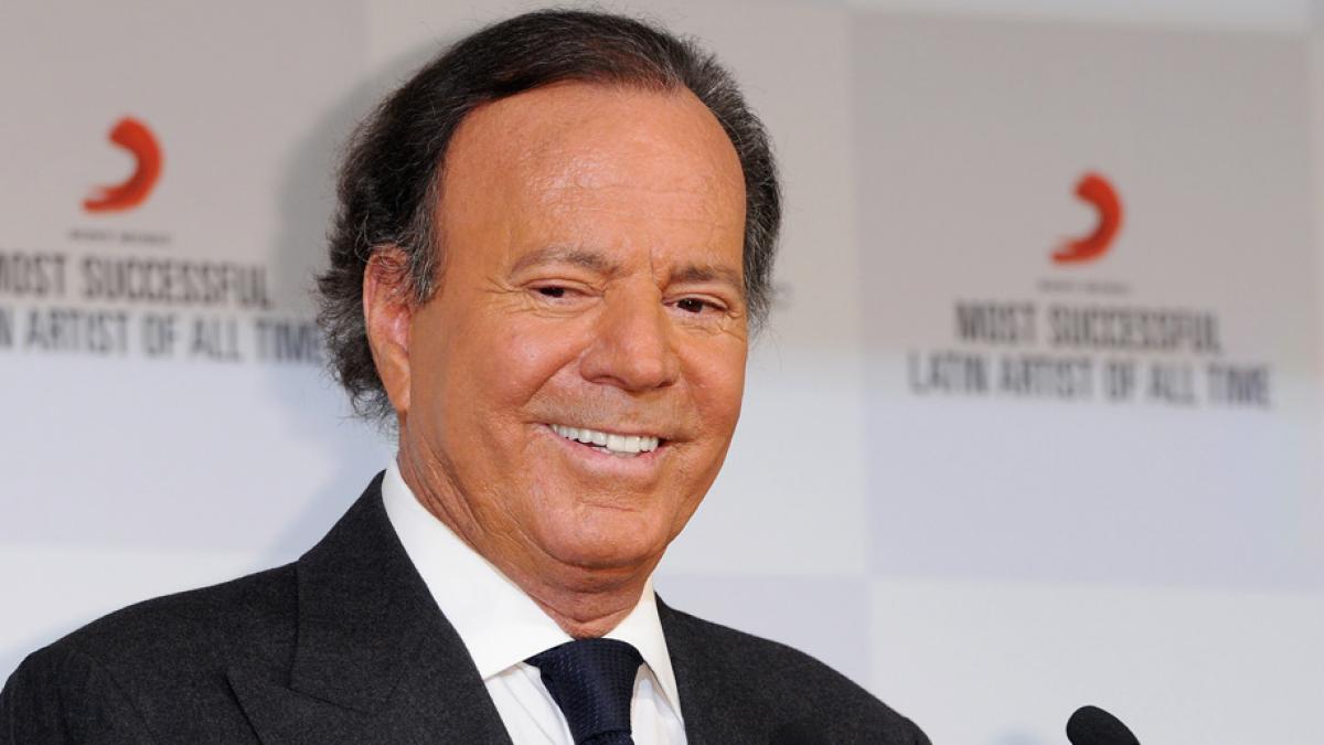 Julio Iglesias revine pe scenă cu un turneu mondial care nu include Spania