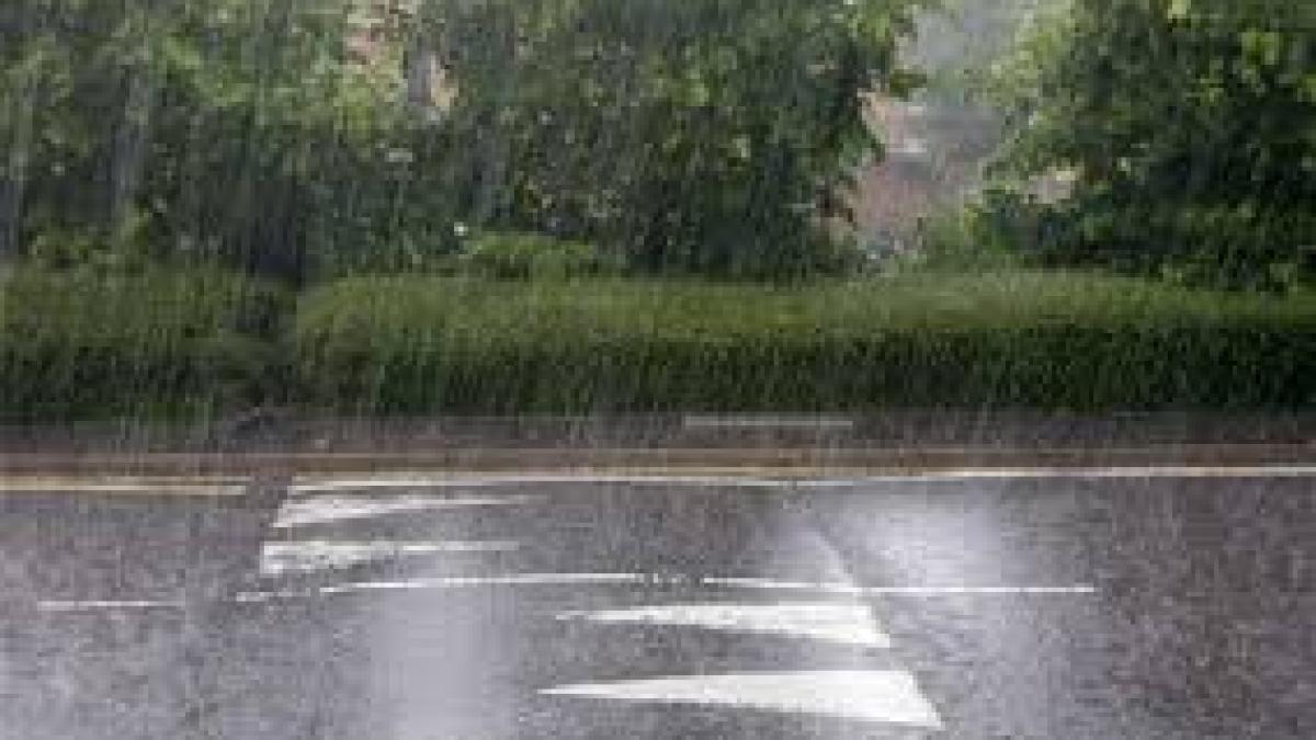 Atenţionare nowcasting de averse şi descărcări electrie pentru judeţul Tulcea, până la 13:30