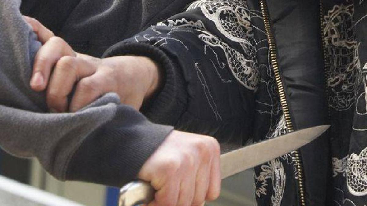 Un bărbat din Galaţi a fost reţinut după ce a atacat cu un cuţit doi poliţişti şi un asistent medical