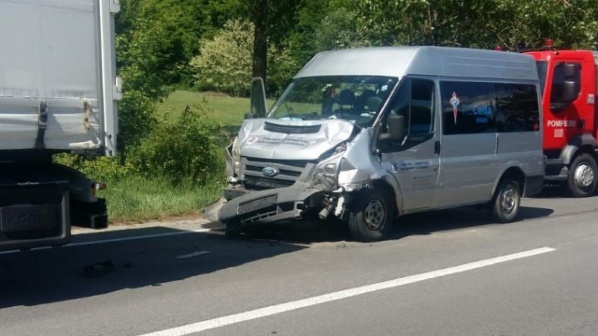 Microbuz care transporta copii, implicat într-un accident grav pe DN13