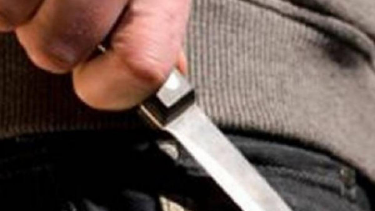 Un recidivist din Gorj a fost reţinut, după ce a atacat un tânăr cu cuţitul