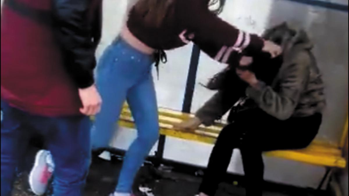 VIDEO. Bătaie în clasă între două eleve de la un liceu din Găeşti. Dosar penal pentru una dintre fete