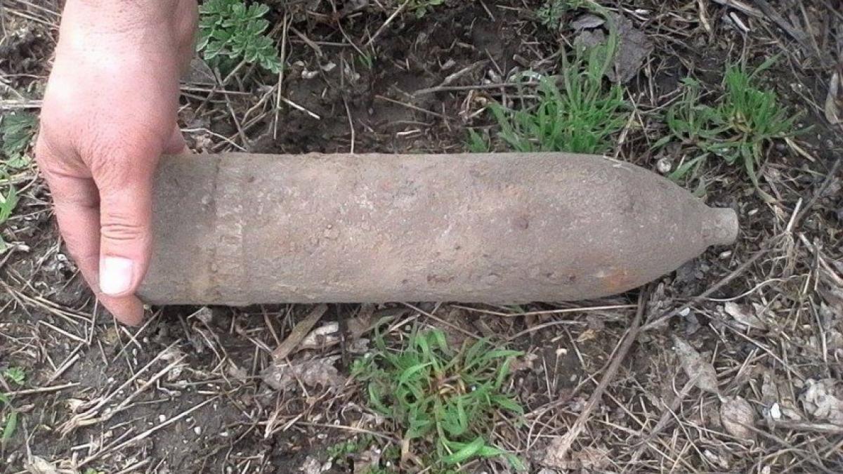 Incredibil! Câţiva copii au descoperit un proiectil şi l-au mutat, expunându-se pericolului de explozie