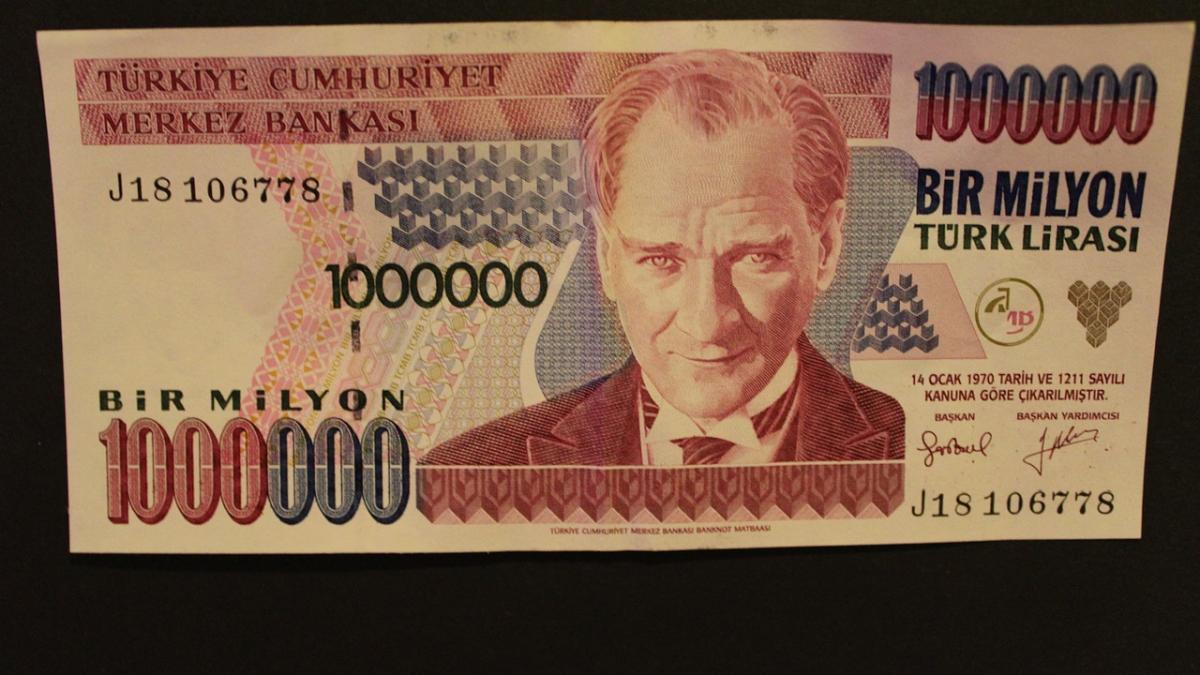 Criză în Turcia. Lira turcească s-a devalorizat puternic. Banca Centrală intervine și mărește dobânda de politică monetară cu 300 de puncte de bază