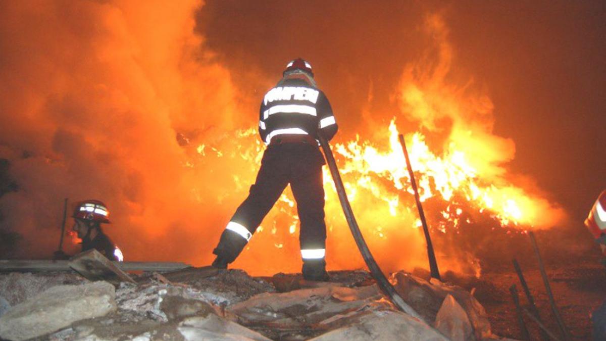 Două persoane, spitalizate în urma unui incendiu izbucnit la Borşa 