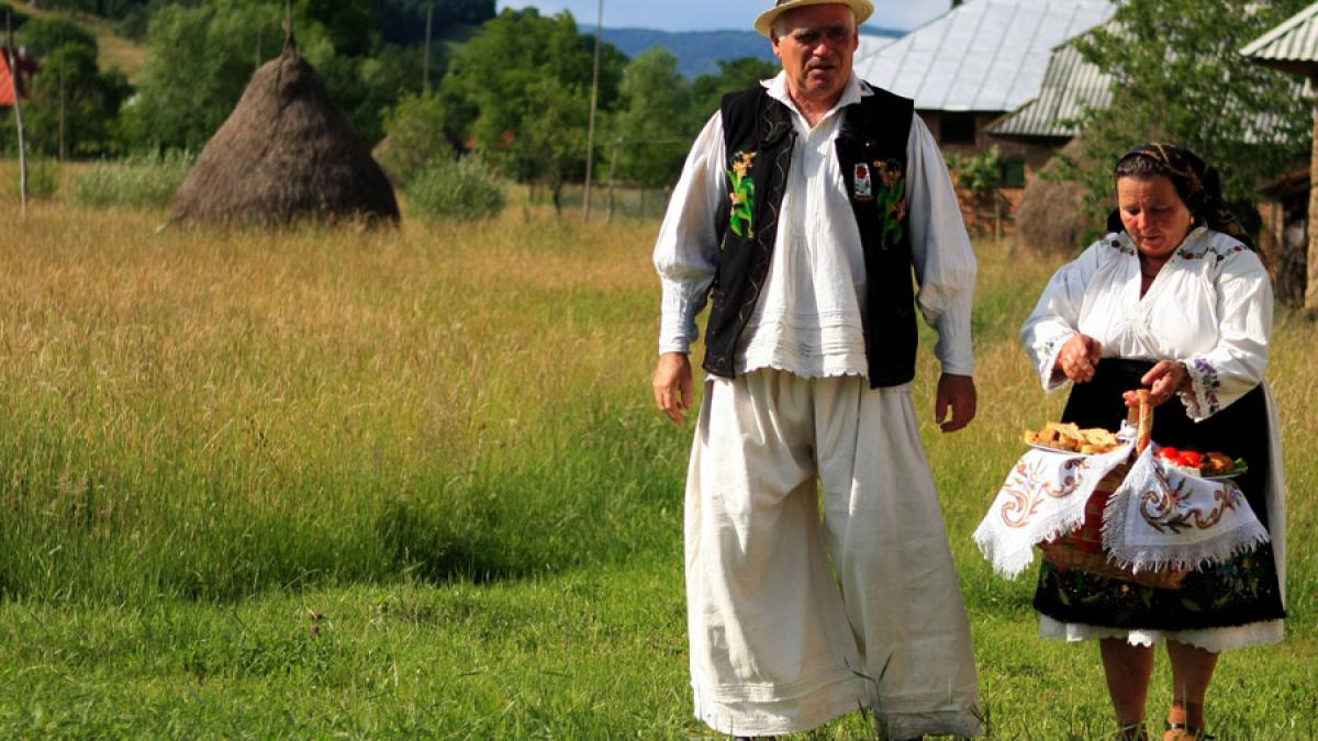 Tradiții și obiceiuri românești de Rusalii și Moșii de Vară