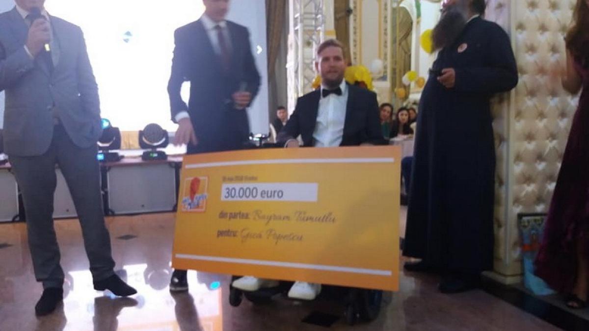 Gală pentru Mihai Neșu la Oradea. Gică Popescu i-a dăruit fostului fotbalist 30.000 de euro