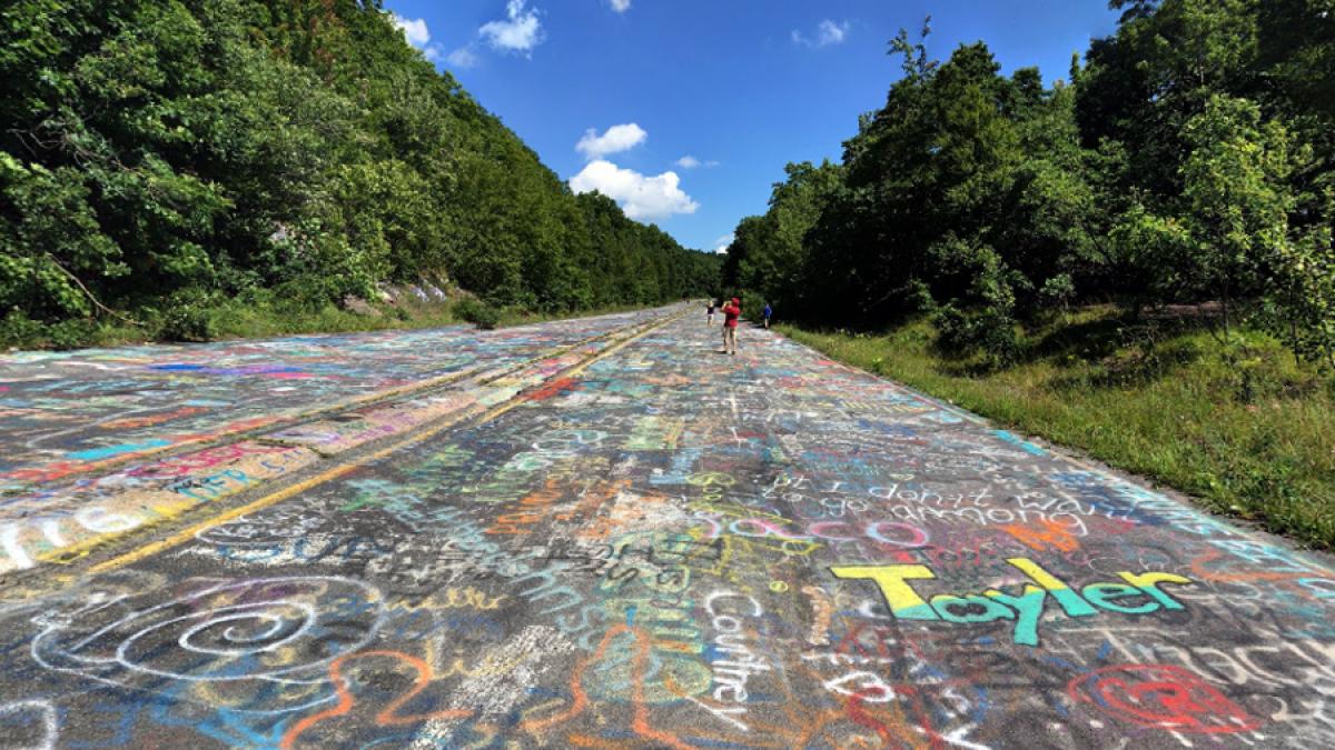 video cum a luat fiinta autostrada grafitti si de ce orasul centralia a fost abandonat